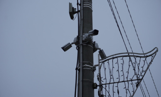 Trzy kamery zawieszone na słupie