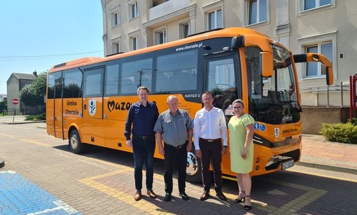 Zdjęcie do JEST! Nowy autobus szkolny właśnie dotarł do Gminy Chorzele!