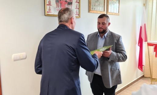 Zdjęcie do Nowy radny Rady Miejskiej w Chorzelach złożył ślubowanie