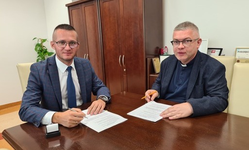Zdjęcie do Dwie umowy na ochronę zabytk&oacute;w w Gminie Chorzele