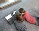 chłopiec i dziewczynka przy laptopie