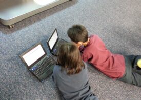 chłopiec i dziewczynka przy laptopie