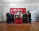 Burmistrz wraz z Mikołajem i śnieżynkami oraz organizatorami imprezy