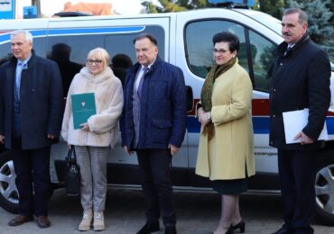 Burmistrz pozyskała od Marszałka i Meditrans samochód na potrzeby Gminy