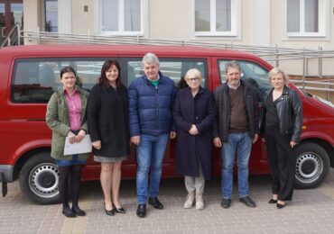 Burmistrz przekazała samochód na potrzeby Ośrodka Upowszechnienia Kultury w Chorzelach