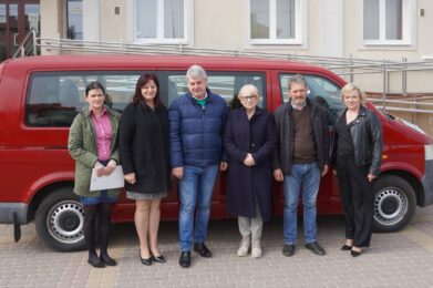 Burmistrz przekazała samochód na potrzeby Ośrodka Upowszechnienia Kultury w Chorzelach