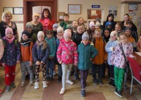 Grupa dzieci wraz z opiekunami i przedstawicielami UMiG w Chorzelach.