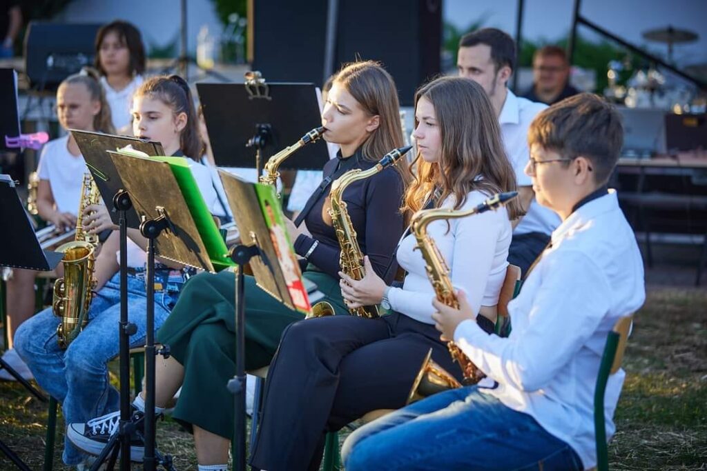 Młodzież gra na instrumentach dętych