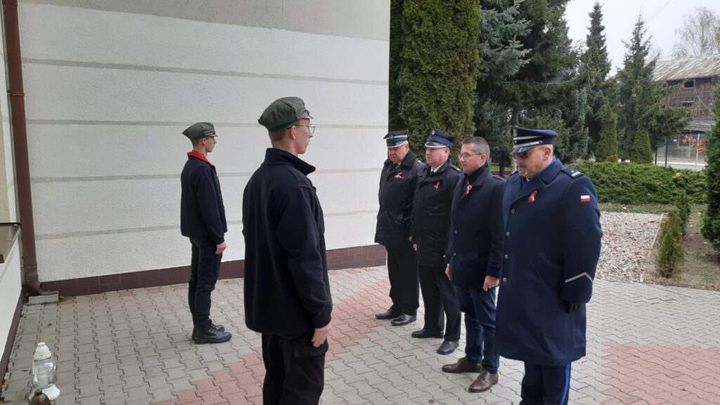 Złożenie kwiatów pod tablicą upamiętniającą bohaterów POW przez delegacje.