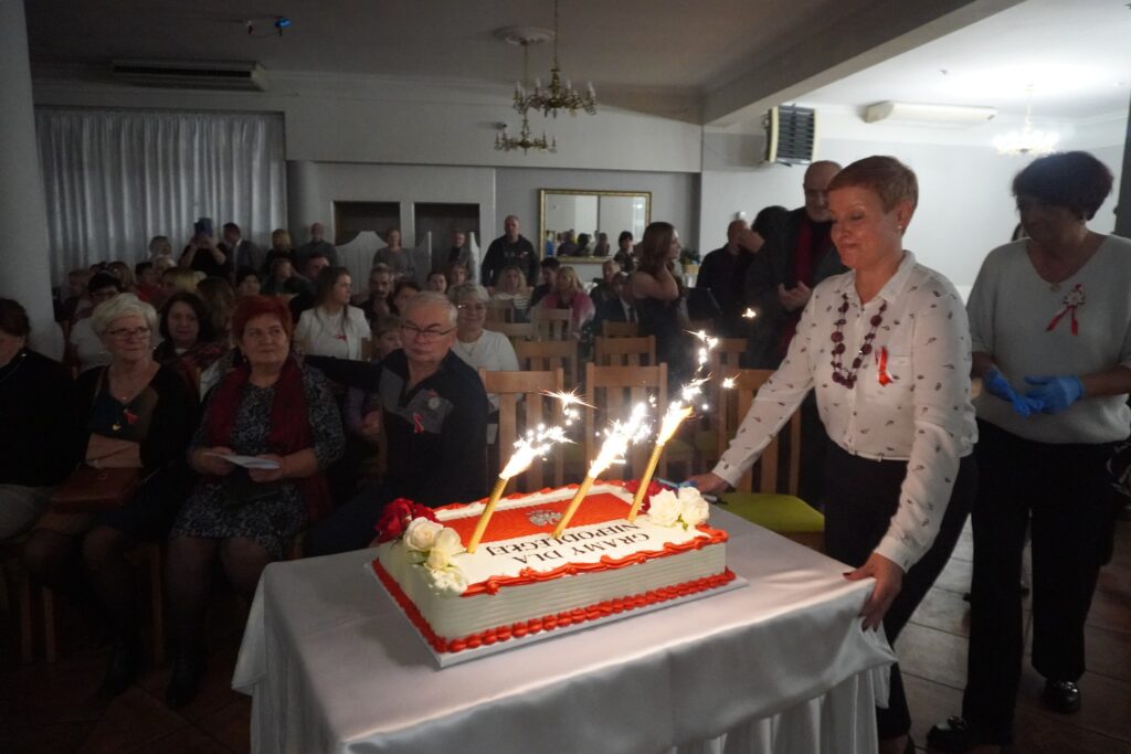 Na salę wjeżdża tort niepodległościowy.