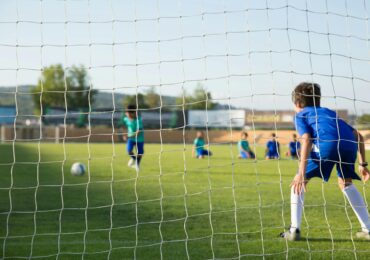 Spotkanie konsultacyjne w sprawie przebudowy kompleksu sportowego na stadionie w Chorzelach