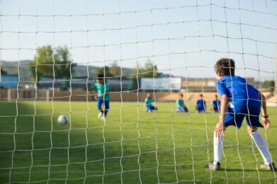 Spotkanie konsultacyjne w sprawie przebudowy kompleksu sportowego na stadionie w Chorzelach