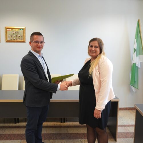 Burmistrz przekazuje umowę przedstawicielce KGW Żurawinki