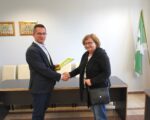 Burmistrz przekazuje dotację dla