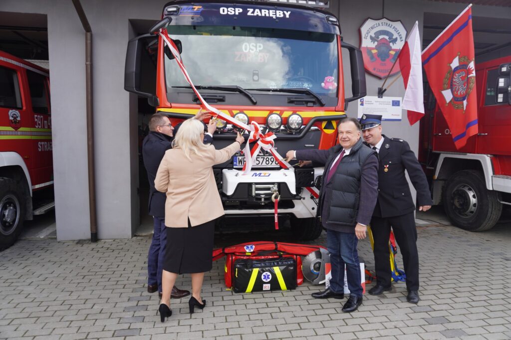 Odsłonięcie wozu strażackiego dla OSP Zaręby