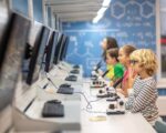 Dzieci siedzą w pracowni AI