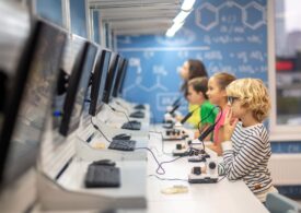 Dzieci siedzą w pracowni AI
