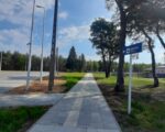 Parking przy przystanku kolejowym w Chorzelach.