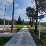 Parking przy przystanku kolejowym w Chorzelach.