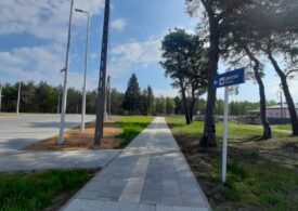 Parking przy przystanku kolejowym w Chorzelach.