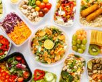 Kolorowe posiłki przygotowane w lunchboxach