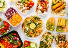 Kolorowe posiłki przygotowane w lunchboxach